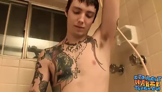 Dövmeli düz thug blinx masturbates horoz ve cums solo