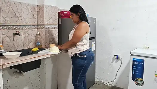 Pandora soyunuyor ve çıplak yemek hazırlıyor