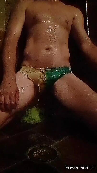 Duş zamanı ıslak yeşil ve sarı speedo