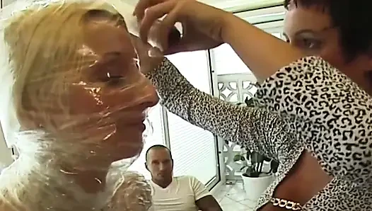 Plastik sarılmış sarışın sürtük acımasızca sikiliyor ve azdırılıyor