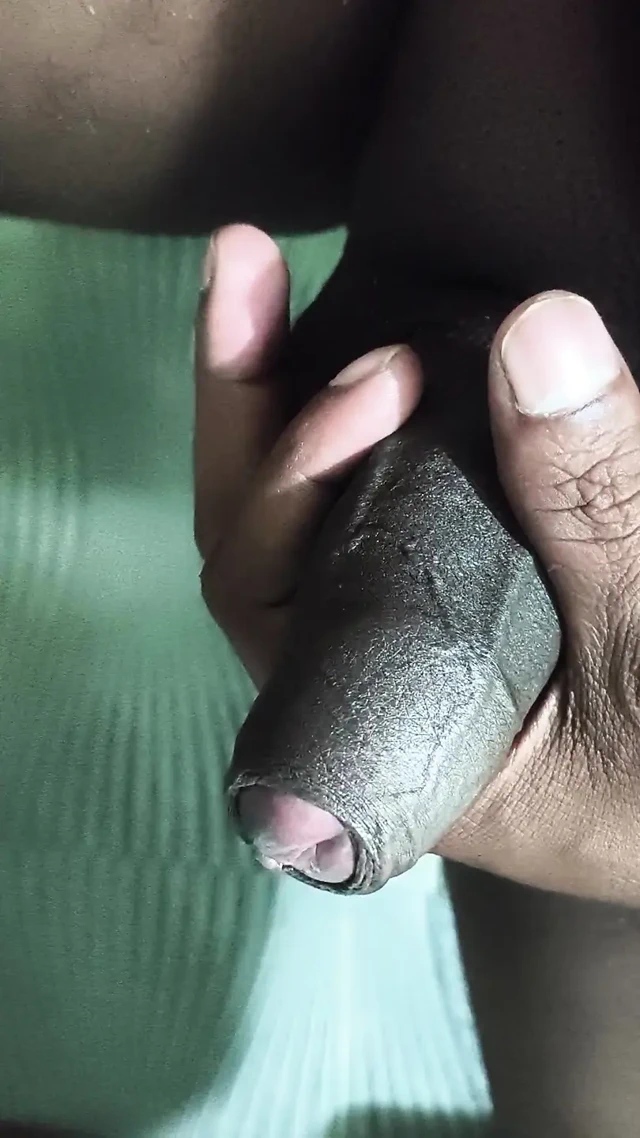 Banyoda ateşli ve seksi penis mastürbasyonu