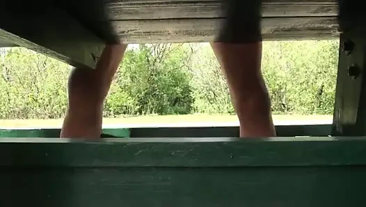 Adam bir kafede otuzbir çekiyor