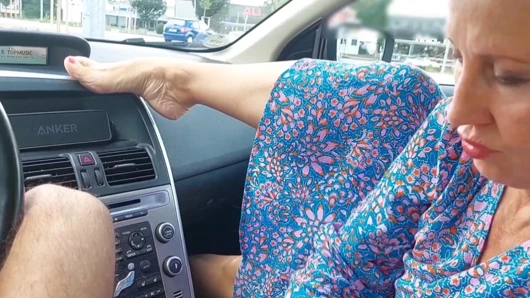 Amatör Sarışın Olgun Karısı Oral Ve Ayak İbadetinden Zevk Alıyor
