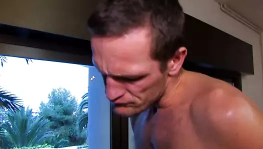 Genç bir kaltak kameralara bayılıyor!