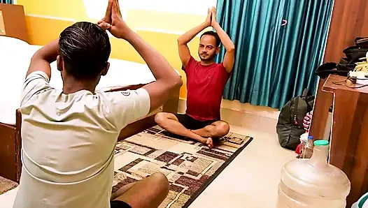 Bir yoga öğretmeni eğitim zamanında seksi öğrencisini cezalandırıyor, öğrencisiyle sert sikişiyor