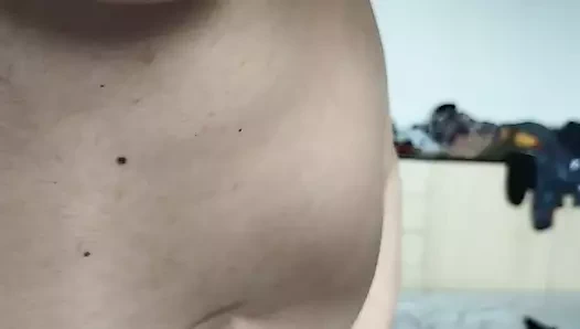 Amatör evli kadın kendini kesen kıyafetleri denerken eğleniyor. Amatör evli kadın evin etrafında çıplak dans ediyor.