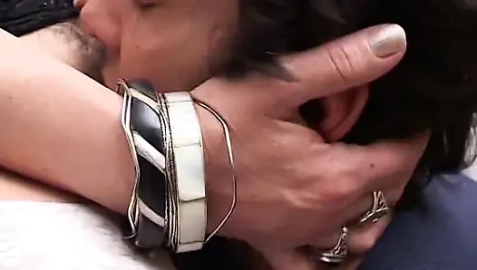 Seksi çoraplı kızıl saçlı amatör olgun götten sikişmeyi seviyor