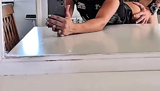 Aynanın Önünde Yoğun Seks Ve Lezzetli Iç Boşalma Ile Squirt Ile Bitiyor.
