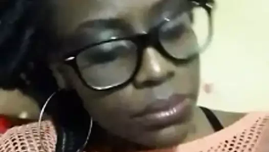 Kenyan sürtük judy emme yapay penis