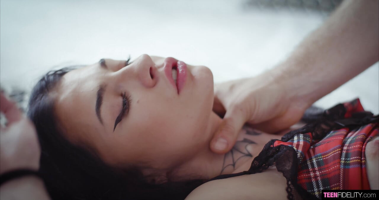Minyon esmer Chloe Heart ağzına alıyor