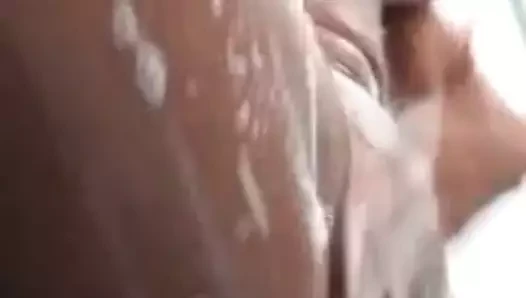 Siyah kız duşta sabunla parmaklıyor