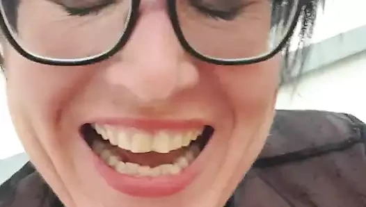 Orta yaşlı seksi kadın Julie harika bir şekilde sert fışkırtıyor