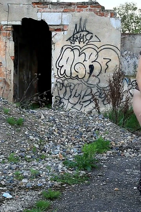 Harika esmer hatun açık havada fotoğraf çekiminde