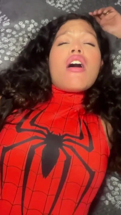 Örümcek kız Miles Morales'in yarağıyla sikiliyor | Klip 2