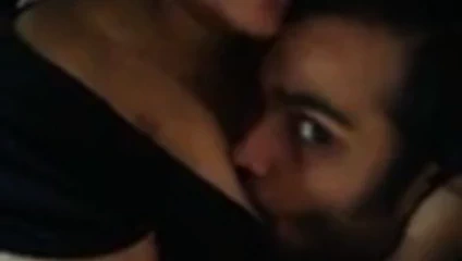 Hint çift öpüşme ve Meme yalama