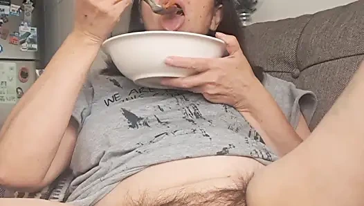 Orta yaşlı seksi kadın bacakları açık yiyor