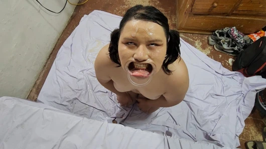 Yüzüme tükür, yüzüme işe, yüzüme boşal, beni mümkün olan her şekilde aşağıla