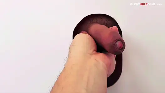 Sadece bir yalama. Ve kancaya yakalanacaksınız. Duvar deliğinde sünnetsiz yarağına tapıyor