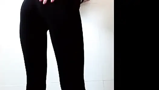 İşeme, oynama, yoga pantolonuna boşalma