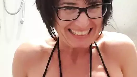 Halka açık duşta yoğun fışkırtma orgazmı