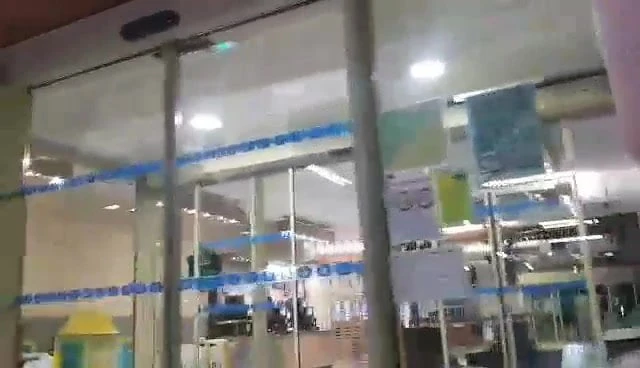 Fransa benzin istasyonunda çıplak