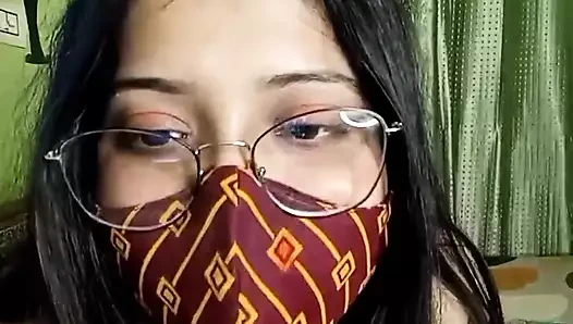 Lisa yenge göğüslerini gösteriyor