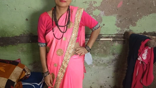 Rahibin karısı, ona sikini emdirdikten sonra gurusu tarafından sert sikiliyor.