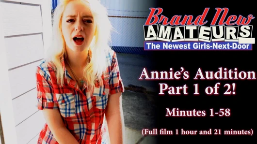 Sevimli tatlı sarışın Annie Archer mastürbasyon yapıyor ve amını parmaklatıyor!