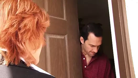 Kızıl saçlı orta yaşlı seksi kadın - göğüslerine boşalma