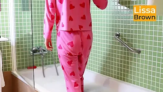 Köpük banyosunda ve balonda pembe pijamalar