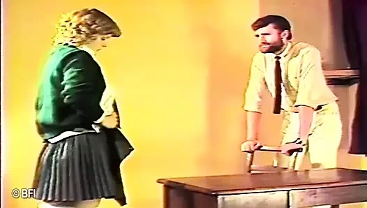 Zavallı genç ateşli kız sınıfta götüne şaplak atıyor