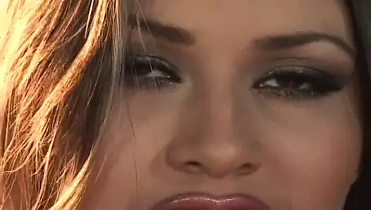 Seksi orta yaşlı seksi kadın büyük bir yarakla isteyerek sikişiyor