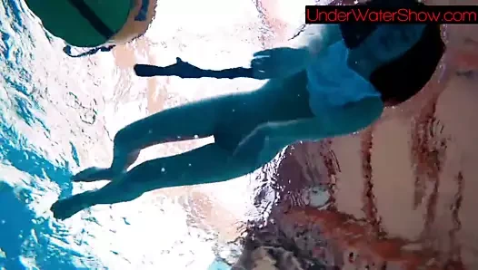 Havuzda mükemmel tıraşlı genç