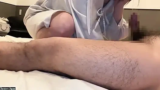 Sullen siyah saçlı duvar çiçeği