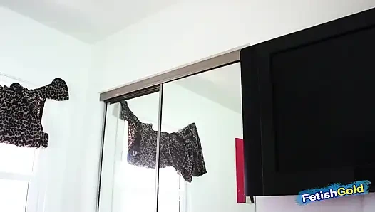 Deneyimli adam güzel üvey kızını ayrılığın üzerinden geçirmesine yardım etmek için sert sikiyor