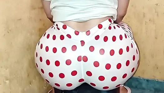 Noktalı beyaz tayt poposu