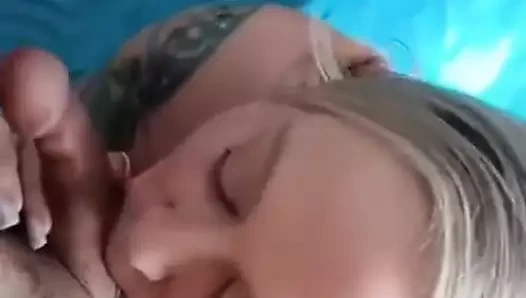 Seksi üvey anne yarak emiyor ve sert sikiliyor