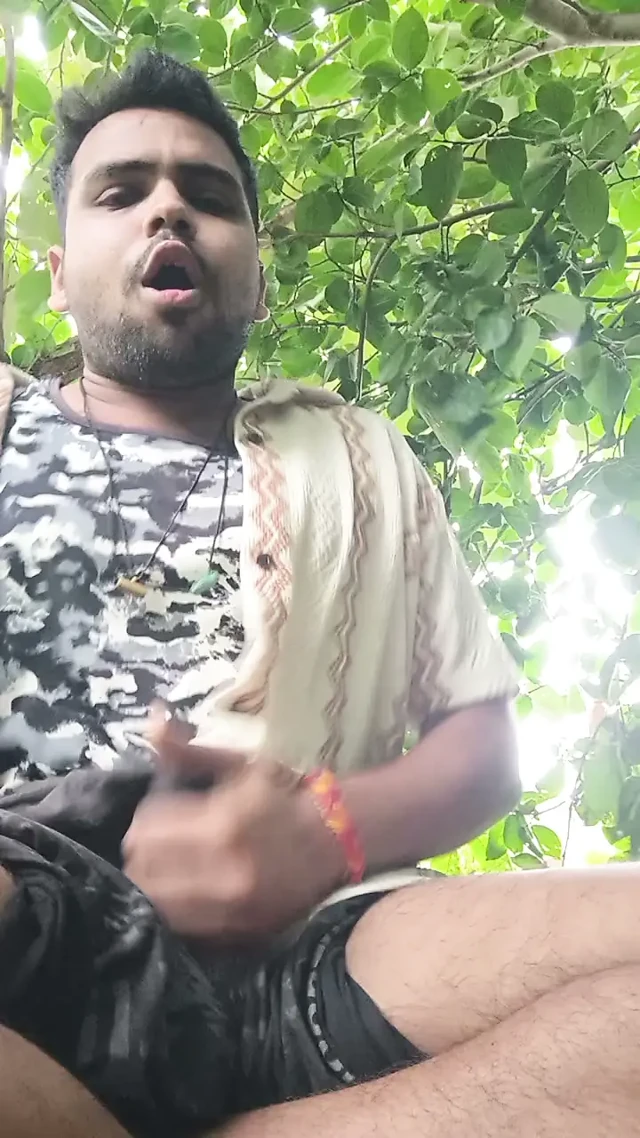 Orman alanında yalnız olduğum için ateşli ve seksi videolar izlemeye karar verdim