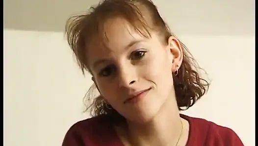 Küçük memeli esmer genç kız tek başına azdırıyor