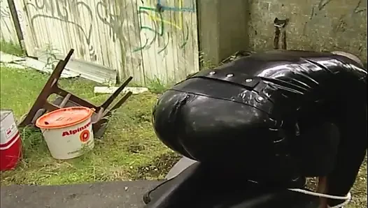 Vahşi BDSM Köle Deri Ve Fileli Kase Yalıyor