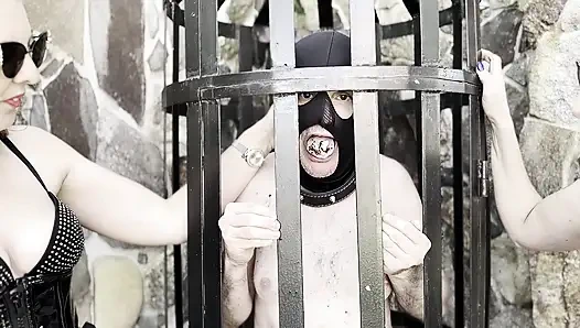 Mazoşistlerin teninde baş harflerimi yakıyor