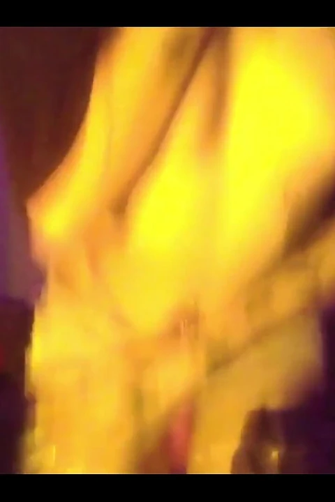 Striptiz ateşli kız dildo akışıyla oynuyor