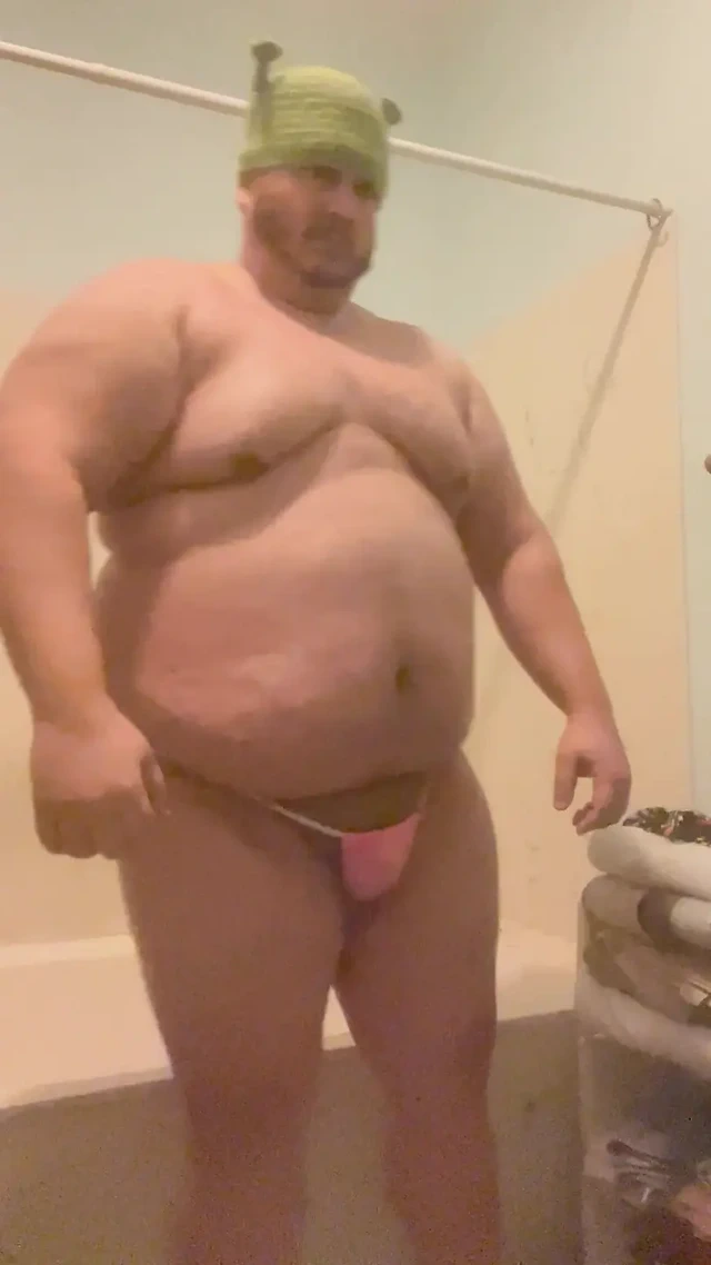 Büyük tombul ogre şişman baba burly chub büyük vücudunu sıska bir g-string içinde esnetiyor