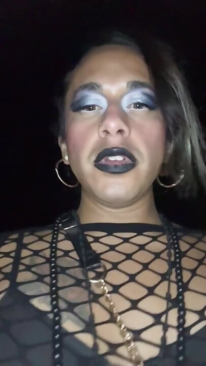 Gece yürüyüşünde işeyen travesti