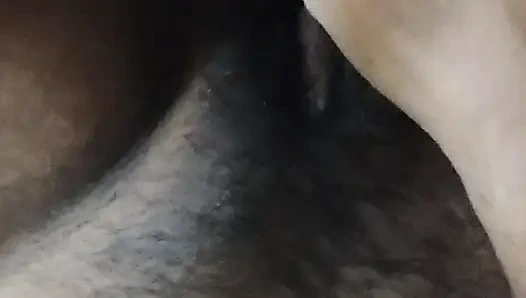 Büyük memeli kaltak kendisiyle oynuyor ve salatalık ile kendini sikiyor