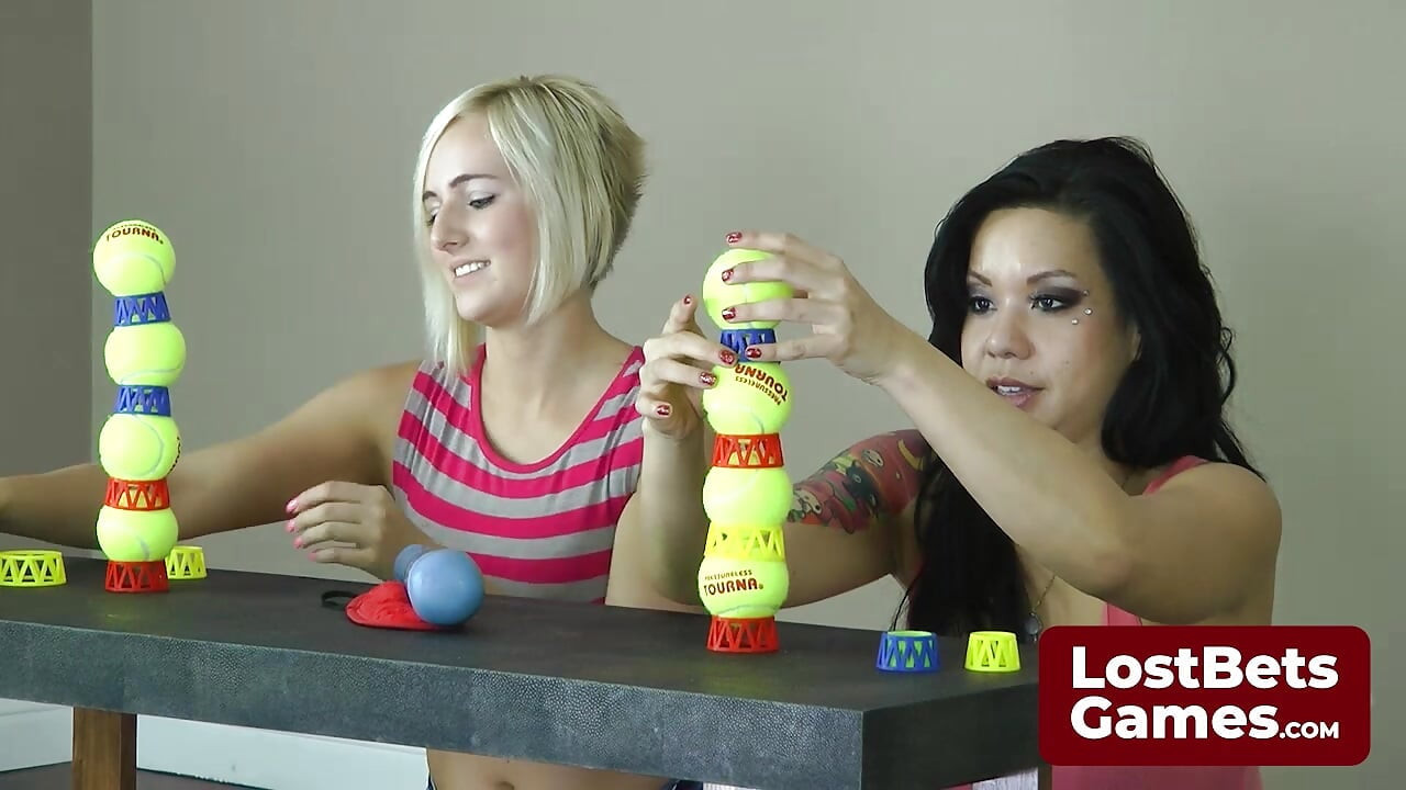 Kate ve Kimmy striptiz taşaklarının eğlenceli bir oyununa dalıyor