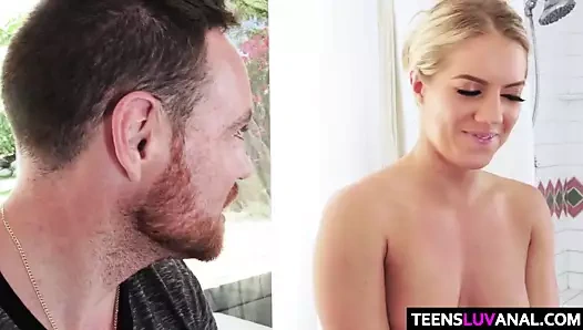 Üvey kız kardeş Candice Dare anal seks yapıyor