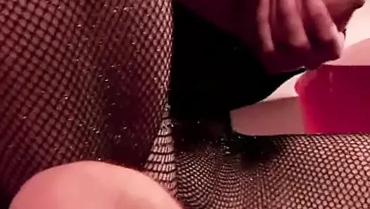 Kızıl saçlı yaşlı adamın yüzüne oturuyor ve kanepede sikilmeden önce götünü yalatıyor