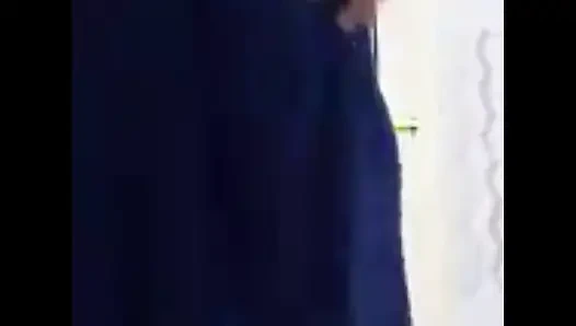 Üvey erkek kardeş üvey kız kardeşini yakaladı ve onunla sert sikişiyor. Ateşli genç üvey kız kardeşimi sikiyorum