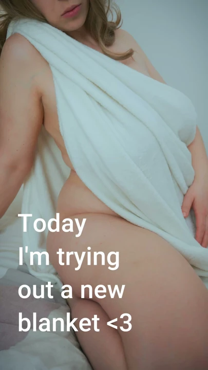 Orta yaşlı seksi kadının battaniyesi var ve tanrıça gibi giyinmeye çalışıyor
